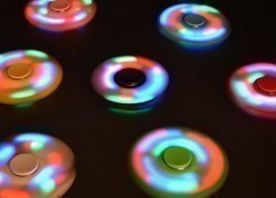 LEDハンドスピナーがクーポン価格で$0.99 暇つぶしにどうぞ