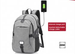 [終了]おためしにどうぞ USBチャージポート付きバックパックが激安 $9.02